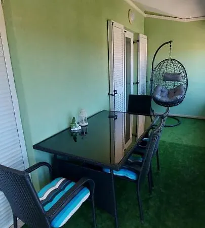 Lane Apartment *