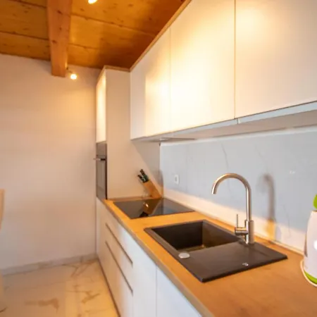 Lane Apartment *